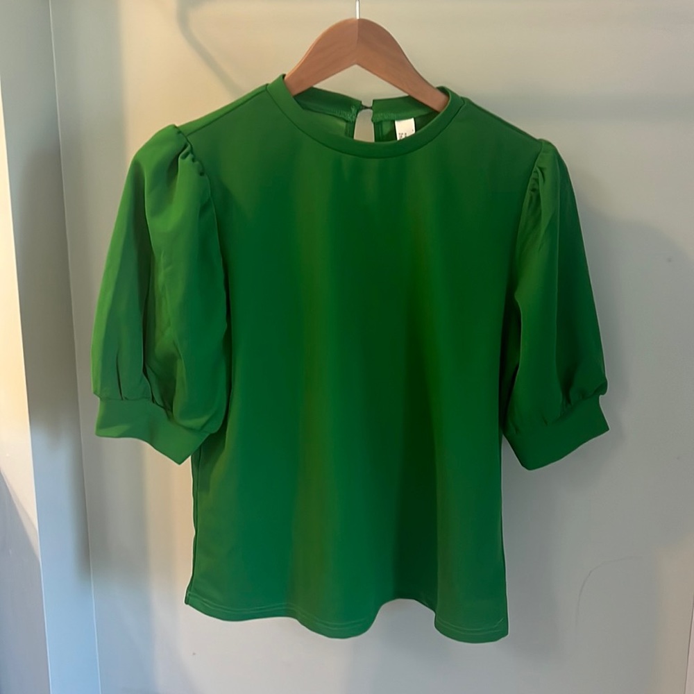 NWOT Kelly Green Top with Short Puff Sleeves. Size M (Fits like a 6)